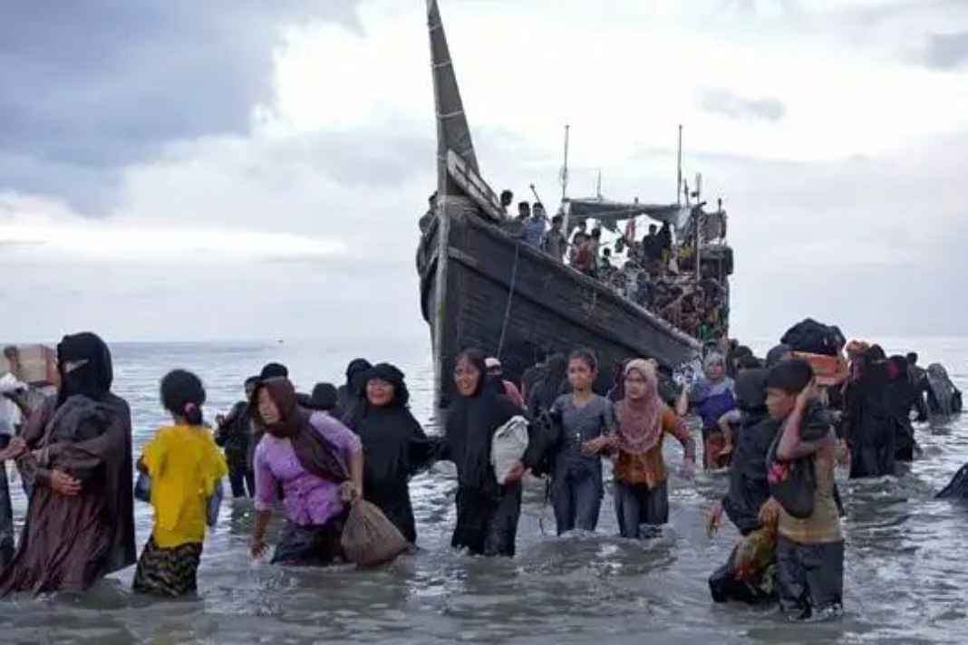 अंडमान सागर में महाप्रलय: रोहिंग्या शरणार्थियों से भरी नाव डूबी, बच्चों समेत 250 लोग लापता Boat capsizes in Andaman Sea