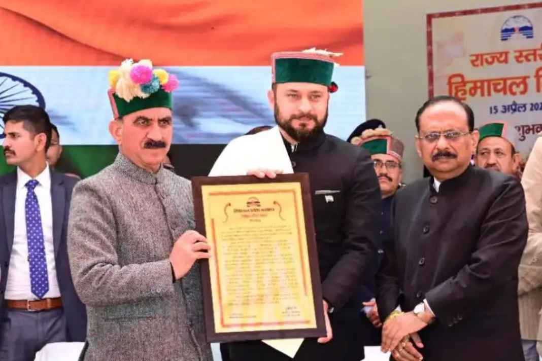 हिमाचल दिवस पर सीएम सुक्खू का बड़ा ऐलान, इन खास लोगों को मिला सर्वोच्च सम्मान, भावुक हुए लोग CM Sukhu honored DC Mandi