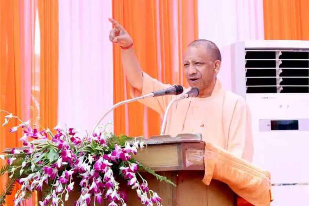 सीएम योगी की हुंकार: ‘बंगाल की सड़कों पर झाड़ू लगाएंगे टीएमसी के गुंडे’, ममता सरकार को उखाड़ फेंकने का बड़ा एलान CM Yogi