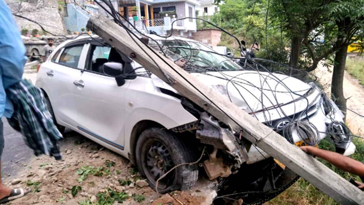 मौत बनकर सामने आया बिजली का खंभा, चम्बा-जोत मार्ग पर भीषण हादसे में बाल-बाल बचे लोग Car collides with electric pole