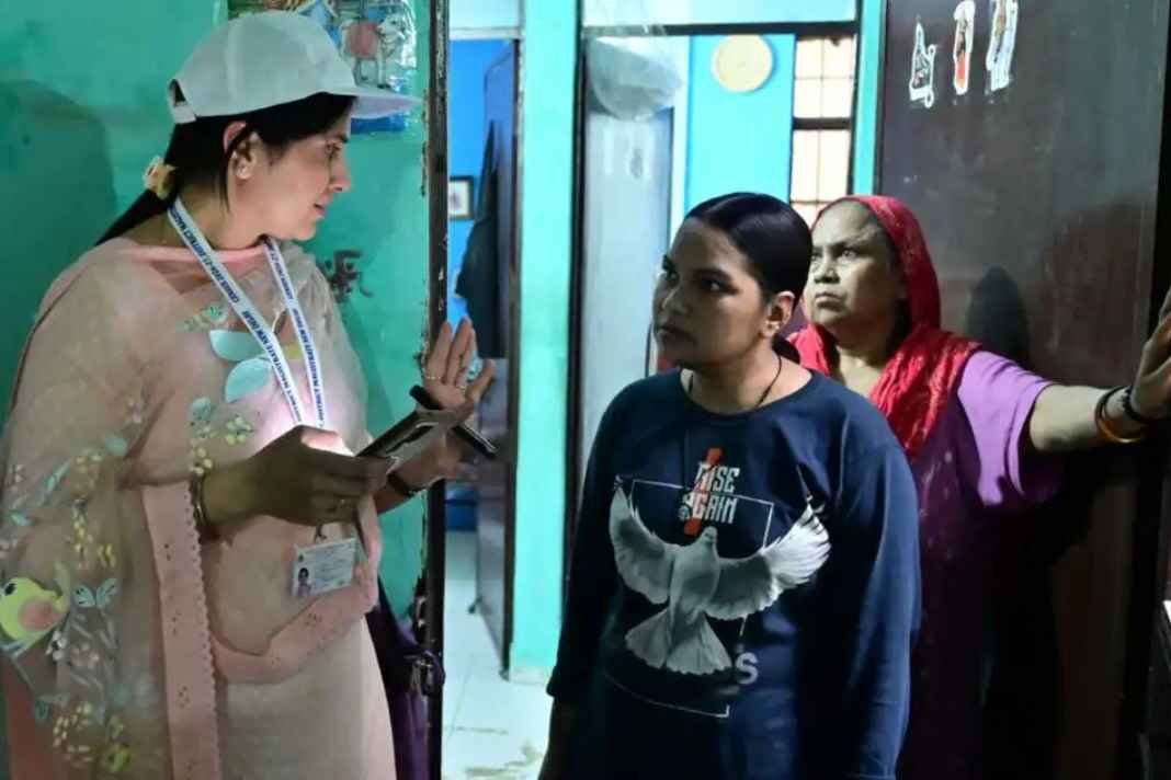 आपके दरवाजे पर दस्तक दे रहे हैं ये लोग, 33 सवालों से क्यों घबरा रहे हैं दिल्ली वाले? Census