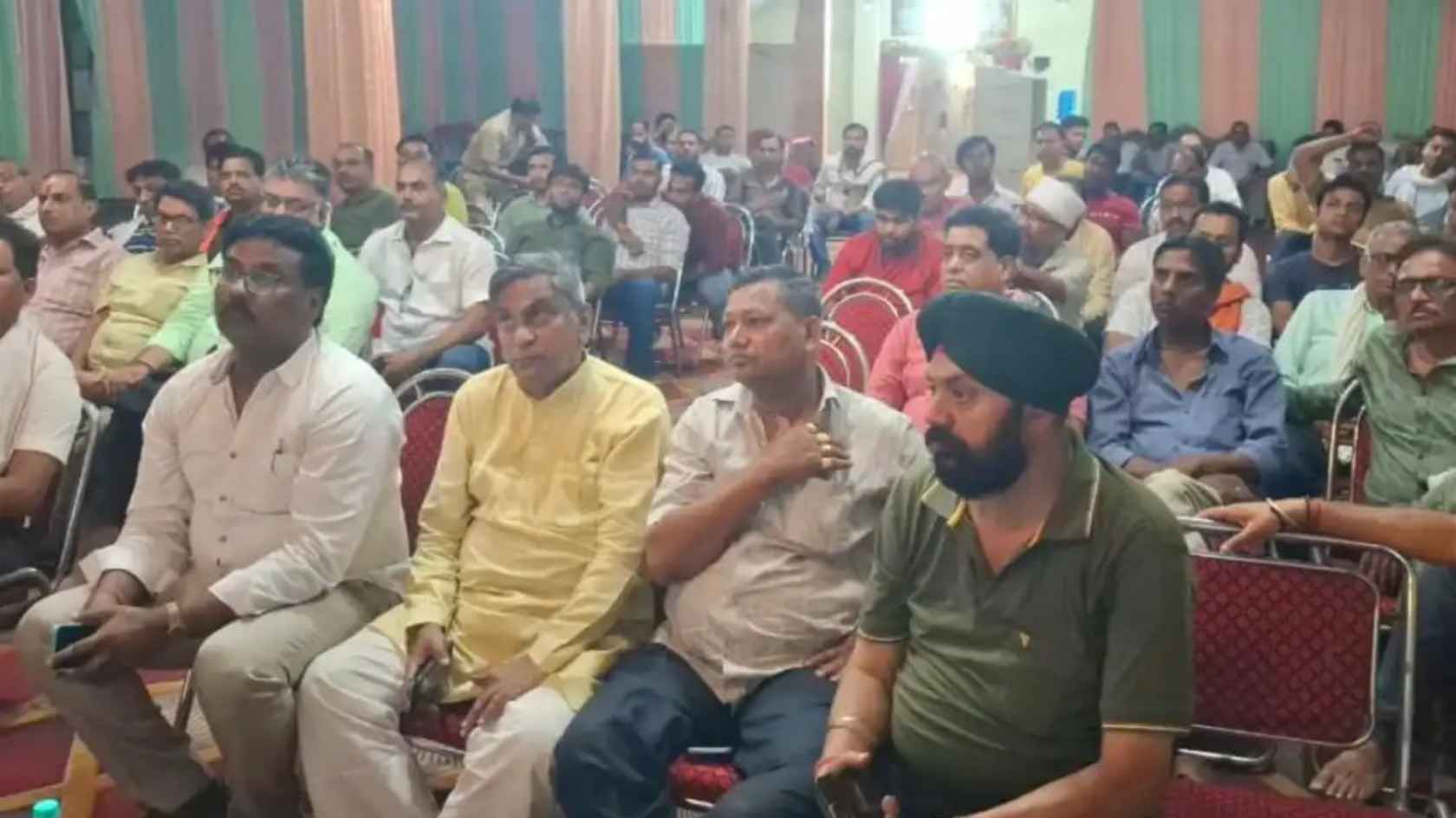 चंदौली में सड़क चौड़ीकरण पर व्यापारियों का आक्रोश, नियमों की अनदेखी का आरोप लगाकर डीएम से मिलने का फैसला Chandoli News Road Widening Compensation
