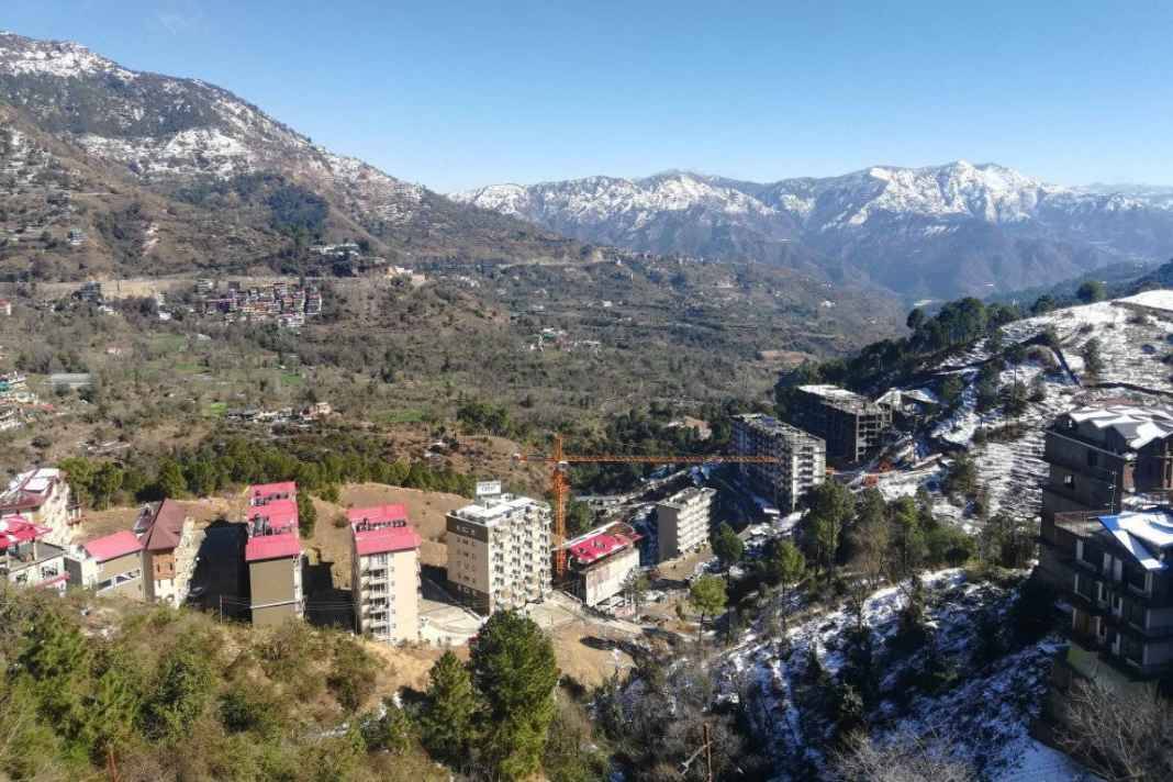 हिमाचल में बड़ा रियल एस्टेट फर्जीवाड़ा: किसान के नाम 275 बीघा जमीन पर बने आलीशान फ्लैट, अब रेरा करेगा कड़ा एक्शन! Chester Hill Case