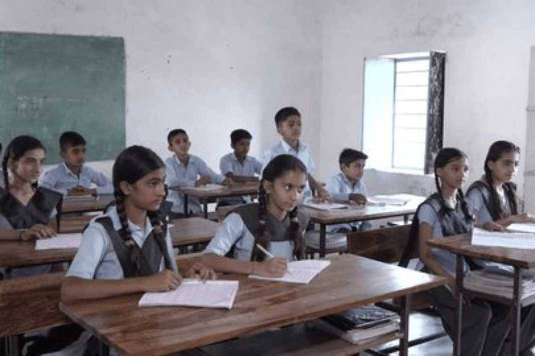 हिमाचल के प्राइवेट स्कूलों में 25% सीटें रिजर्व, शिक्षा विभाग का सख्त आदेश; शिक्षकों ने क्यों की बड़ी मांग? Child in Classroom