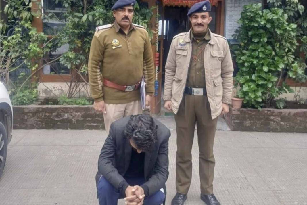 शिमला बस स्टैंड पर पुलिस ने पकड़ा ऐसा संदिग्ध, बैग खोलते ही उड़े होश! 20 लाख के चिट्टे के साथ तस्कर गिरफ्तार Chitta Smuggler Arrested