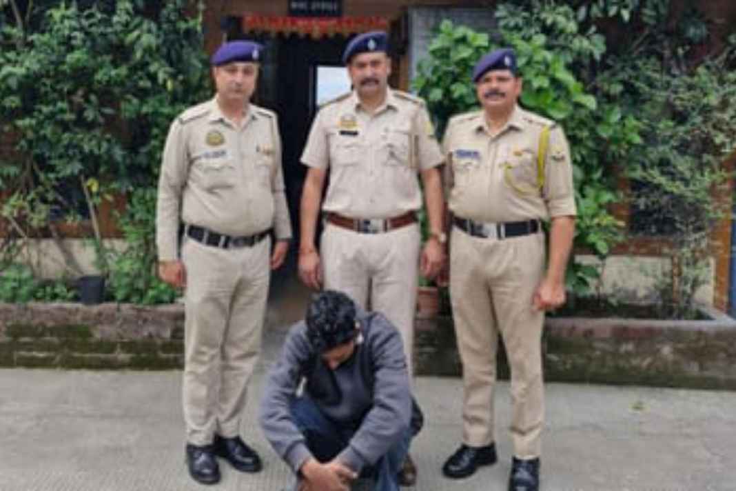 शिमला में एचआरटीसी बस के अंदर नशा तस्करी का भंडाफोड़: अमृतसर का युवक ‘चिट्टे’ के साथ गिरफ्तार, एसआईयू की बड़ी कार्रवाई Chitta smuggling
