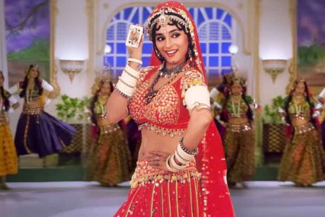 संसद में गूंजा था माधुरी दीक्षित के इस गाने का विरोध, बैन के बाद भी टूट गए थे कमाई के सारे रिकॉर्ड Choli Ke Piche kya hai