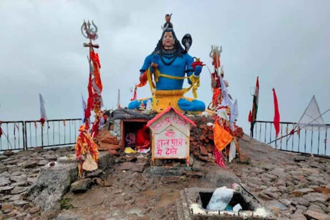 चूड़धार महादेव के कपाट खुले: 4 महीने बाद पिघली बर्फ, जोखिम उठाकर दर्शन करने पहुंचे श्रद्धालु Churdhar Himachal Pradesh