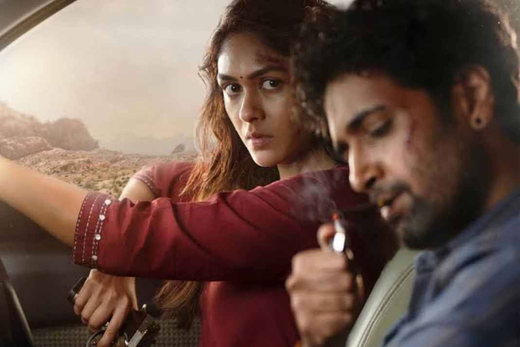 ‘डकैत: ए लव स्टोरी’ रिव्यू: सिनेमाघरों में आदिवि-मृणाल का एक्शन, क्या दर्शकों की उम्मीदों पर खरी उतरी फिल्म? Dacoit_ A Love Story