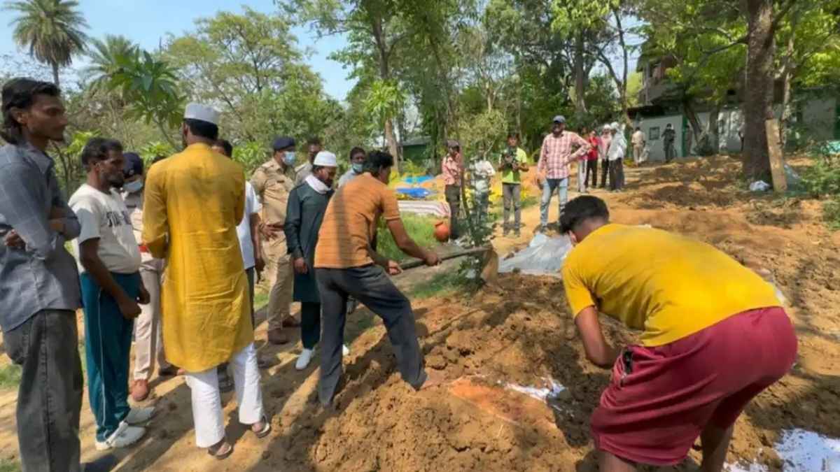 रांची में कलयुगी बेटी का खौफनाक चेहरा: मां का कत्ल कर ऑनलाइन मंगाया चाउमीन, कब्र से निकला सच Daughter kills her mother with the help of her lover