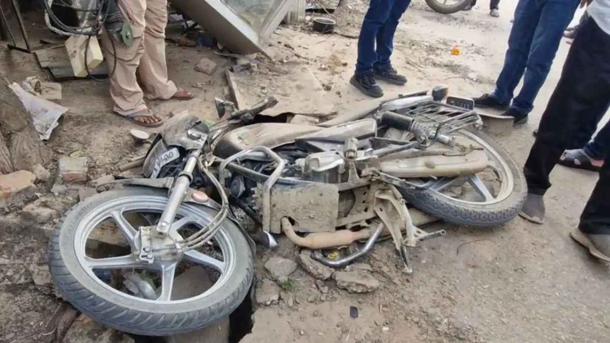 मंडी में बिना ड्राइवर दौड़ने लगी स्कूल बस, बाजार में मचा हड़कंप और फिर जो हुआ वह रोंगटे खड़े कर देगा Dehar Accident