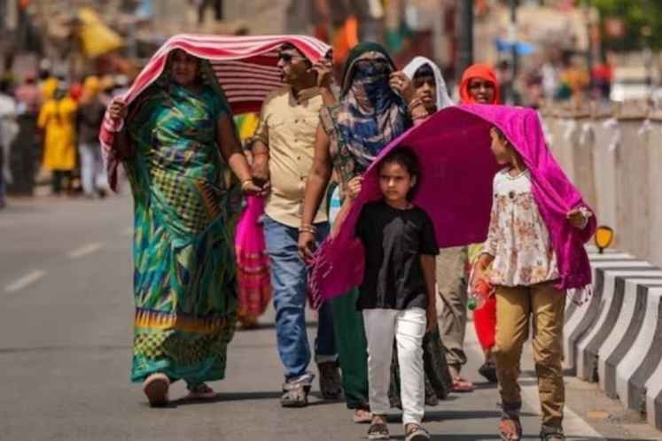 मई-जून जैसी भयंकर गर्मी से उबला भारत! 43°C पार पहुंचा पारा, जानें किन राज्यों में जारी हुआ रेड अलर्ट Delhi Heatwave