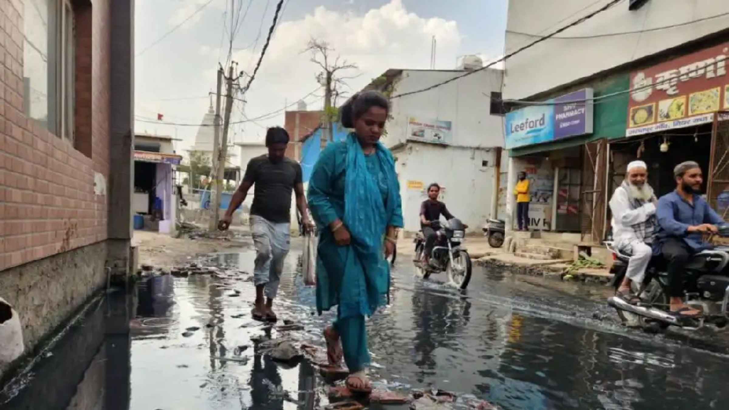 जगतपुर की बदहाली: सड़क बनी ‘तालाब’, 10 हजार लोग गंदे पानी में रहने को मजबूर, व्यापारियों ने डाले दुकानों पर ताले Delhi News Waterlogging