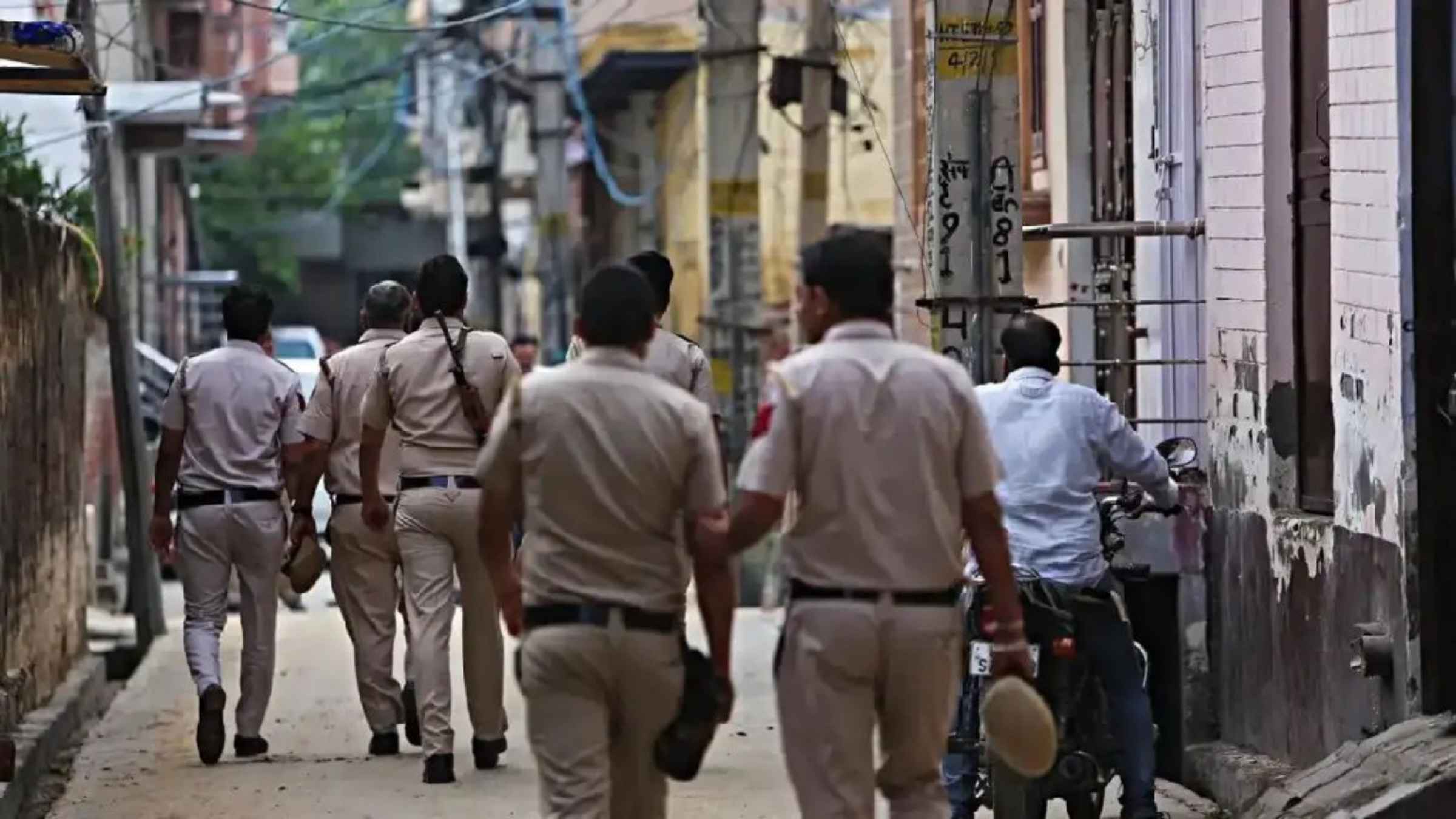 स्पेशल सेल के जवान ने द्वारका में बरसाई गोलियां, एक मजदूर की मौत दूसरा गंभीर, खौफ में इलाका, आरोपी फरार Delhi police Dwarka firing
