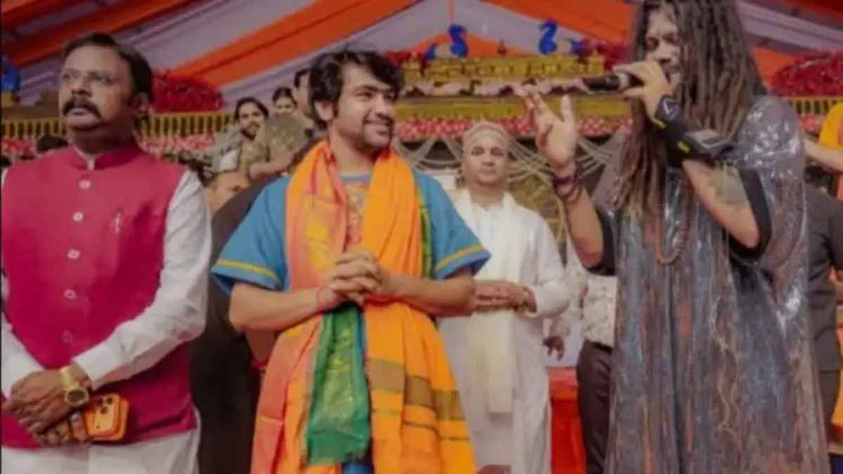 प्रयागराज में धीरेंद्र शास्त्री का महागर्जन: ‘चादर और फादर’ के पास जाने वालों को दी चेतावनी, दुबई के शेख ने भी टेका मत्था DhirendraShastri
