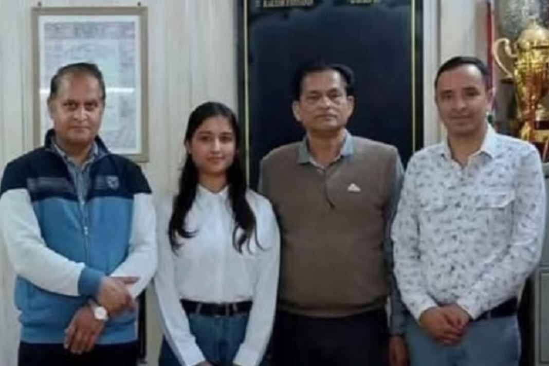 महज 22 साल की उम्र और पहले ही प्रयास में बनीं अफसर, हिमाचल की इस बेटी ने रच दिया बड़ा इतिहास Divya Jyoti Katoch