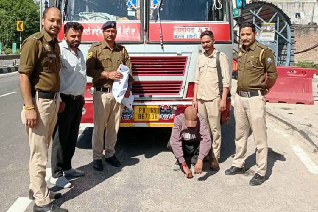 मंडी में पुलिस का बड़ा एक्शन: नाकेबंदी में पकड़े गए तीन शातिर नशा तस्कर, बरामद खेप ने उड़ाए होश Drug smuggler arrested 1