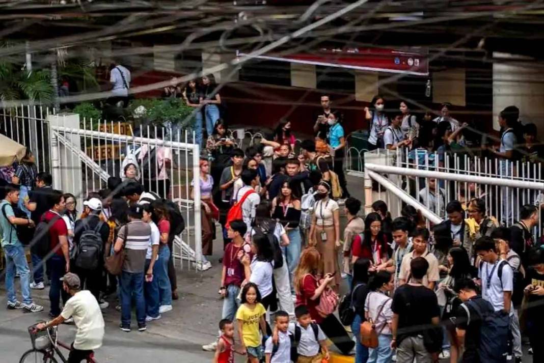 इंडोनेशिया में कांपा समुद्र, 7.8 की तीव्रता वाले भूकंप के बाद 3 देशों में सुनामी की दहशत Earthquake in Indonesia