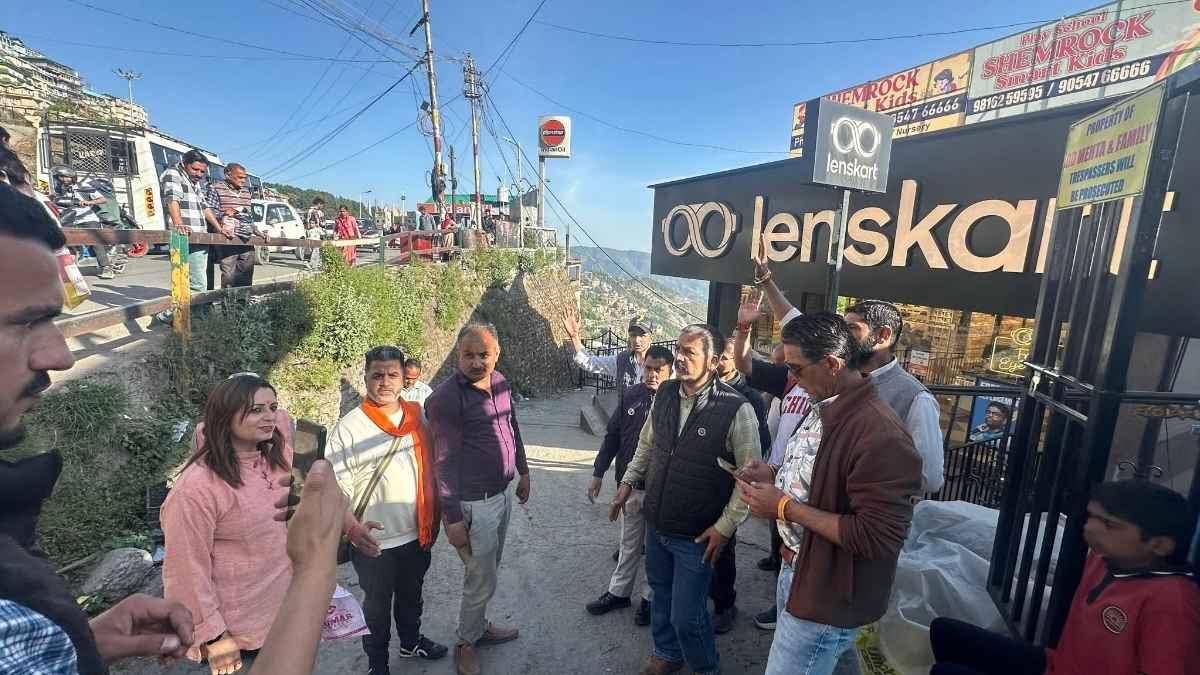 शिमला के शोरूम में ‘कॉरपोरेट जिहाद’ पर भारी बवाल, कर्मचारियों को लगाया तिलक, हिंदू नेताओं पर FIR दर्ज FIR against Hindu leaders
