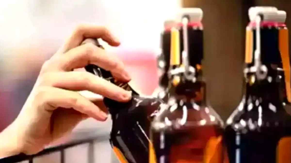 हमीरपुर में BMW से आए ‘फर्जी अधिकारी’: शराब ठेकों पर रौब जमाकर लूटी महंगी शराब, पुलिस ने शुरू किया मेगा सर्च ऑपरेशन Fake officer in BMW car