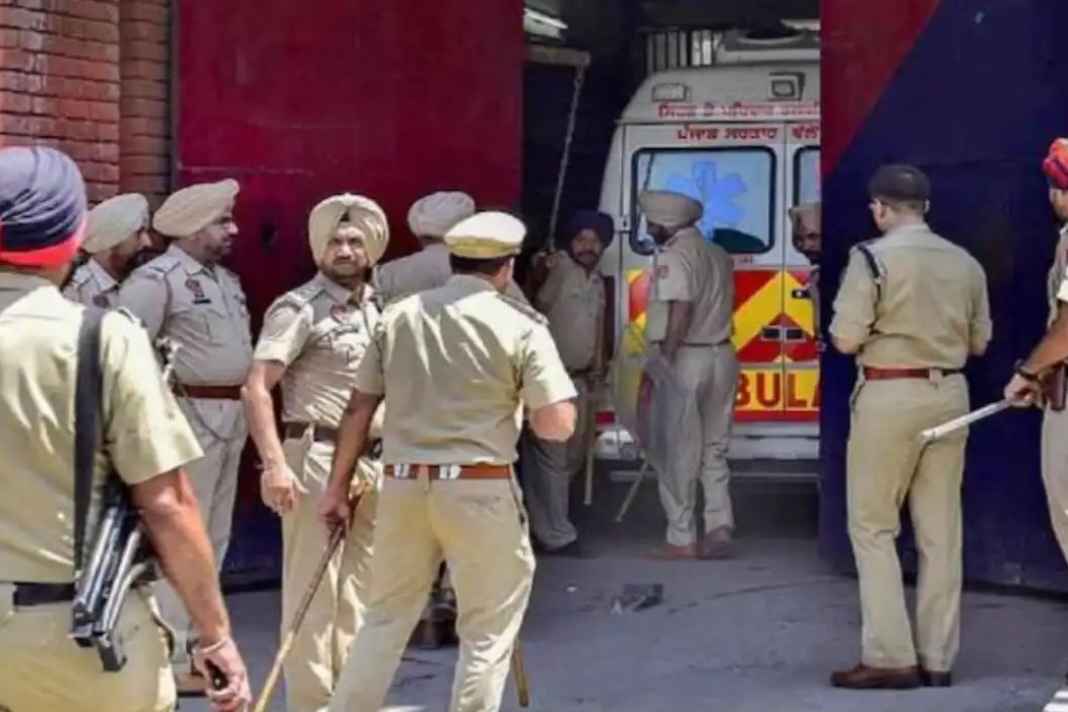 चंडीगढ़ में मधु किश्वर पर बड़ी कानूनी कार्रवाई! भ्रामक वीडियो पोस्ट करने पर पुलिस ने कसा शिकंजा, जानें क्या है पूरा सच Fake video creates ruckus in Chandigarh