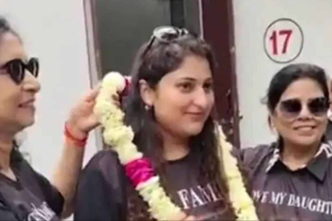ससुराल में घुट-घुट कर जी रही थी बेटी, जज पिता ने ढोल-नगाड़ों के साथ कराया तलाक, घर वापसी पर किया ऐसा स्वागत कि रो पड़ा पूरा देश Father dances on daughters divorce