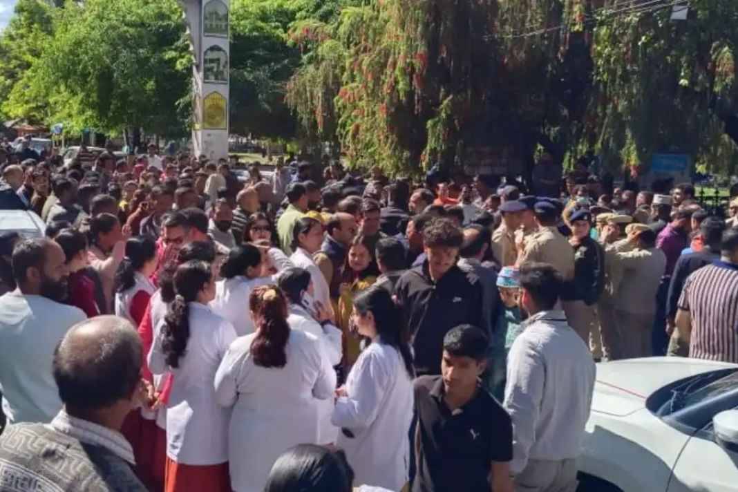 हिमाचल के चंबा मेडिकल कॉलेज में आधी रात खूनी बवाल: महिला डॉक्टर से बदसलूकी के बाद चक्का जाम, तड़पते रहे मरीज Female doctor pushed in Chamba