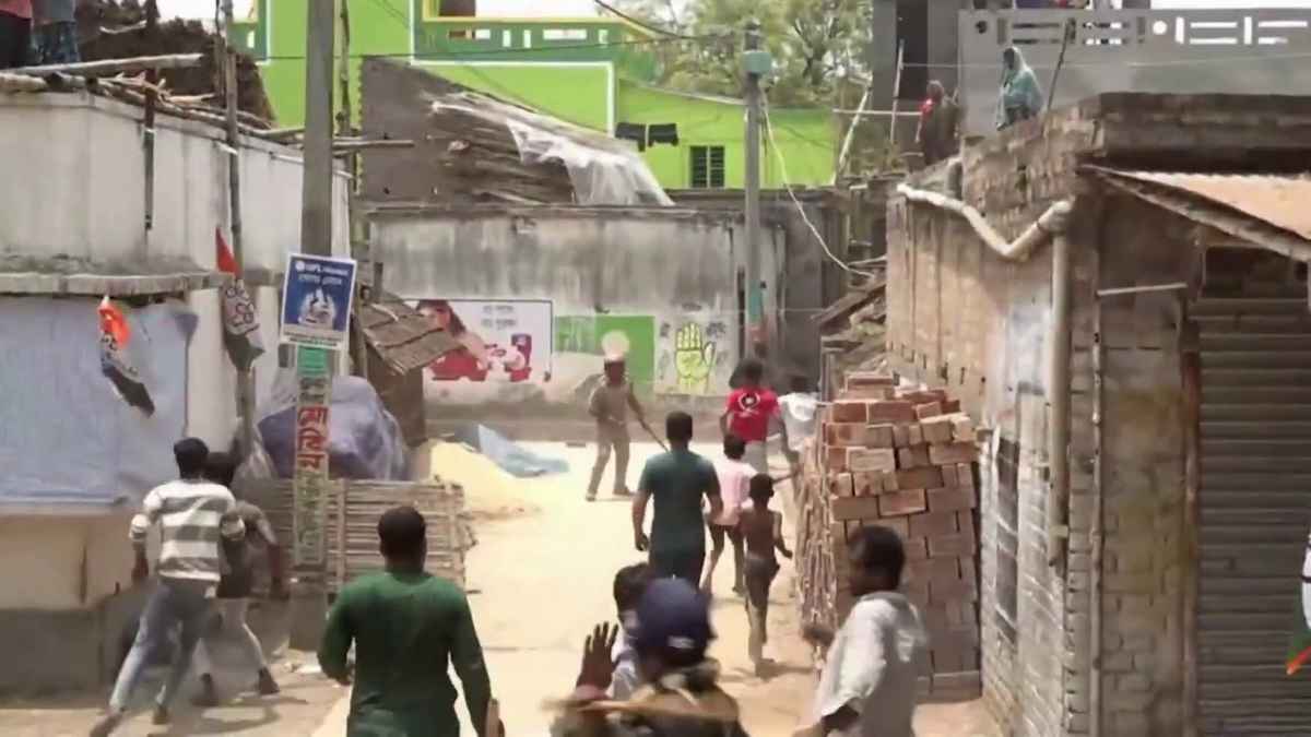 पश्चिम बंगाल चुनाव में भारी बवाल: बीच सड़क पर भागे BJP उम्मीदवार, देसी बम चले और EVM टूटी Fight breaks out between Humayun Kabir supporters and TMC workers