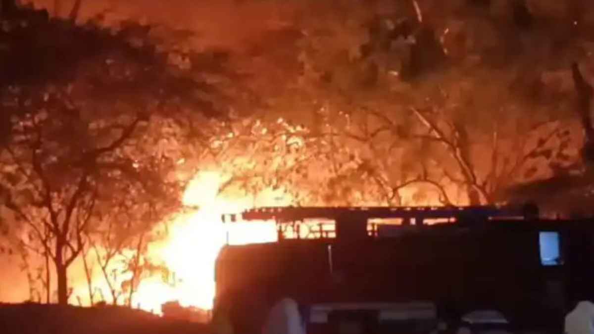 दिल्ली में आग का तांडव: एक ही रात में कई इलाकों में मची तबाही, 100 से ज्यादा झुग्गियां जलकर खाक Fire
