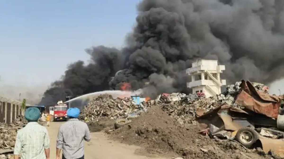 धमाके से दहला पंजाब: स्टील फैक्ट्री में लगी भीषण आग, सात महिलाएं बुरी तरह झुलसीं, आसमान में छाया काला धुआं FireAccident 1