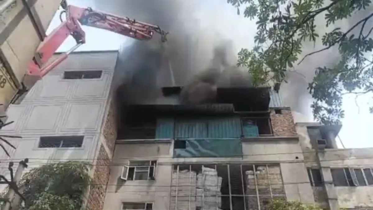 दिल्ली के नरेला में प्लास्टिक फैक्ट्री में भयंकर आग, टॉप फ्लोर पर फंसे दमकल कर्मी, क्या सुरक्षित है औद्योगिक क्षेत्र? FireSafety