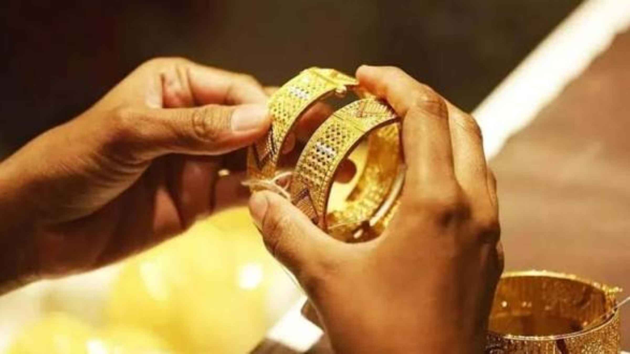 Gold Price Today: अमेरिका-ईरान तनाव के बीच सोना ₹1,56,100 पर, चांदी ₹2.50 लाख; जानें अपने शहर के ताजा भाव Gold Price 3