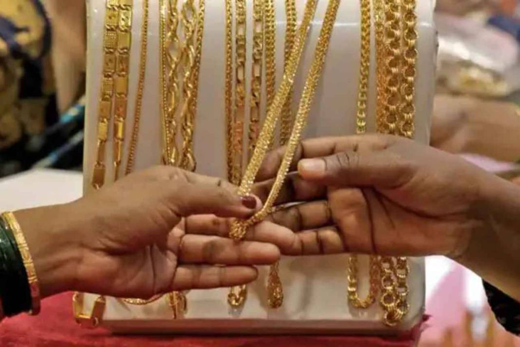 गुड फ्राइडे पर धड़ाम हुए सोने-चांदी के भाव, आयात पर पाबंदी के इस बड़े फैसले से बाजार में मची खलबली Gold Silver Price Today