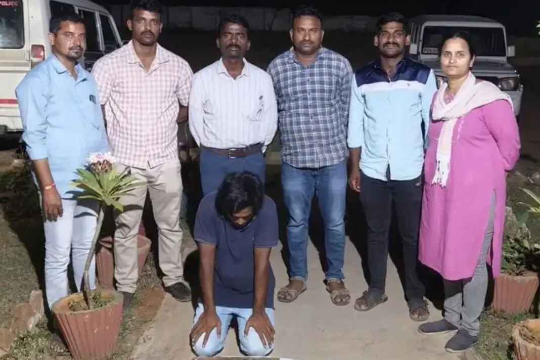 सॉफ्टवेयर इंजीनियर बना ‘नशा तस्कर’: छत पर गांजे के बागान देख पुलिस भी रह गई दंग Growing marijuana on the rooftop
