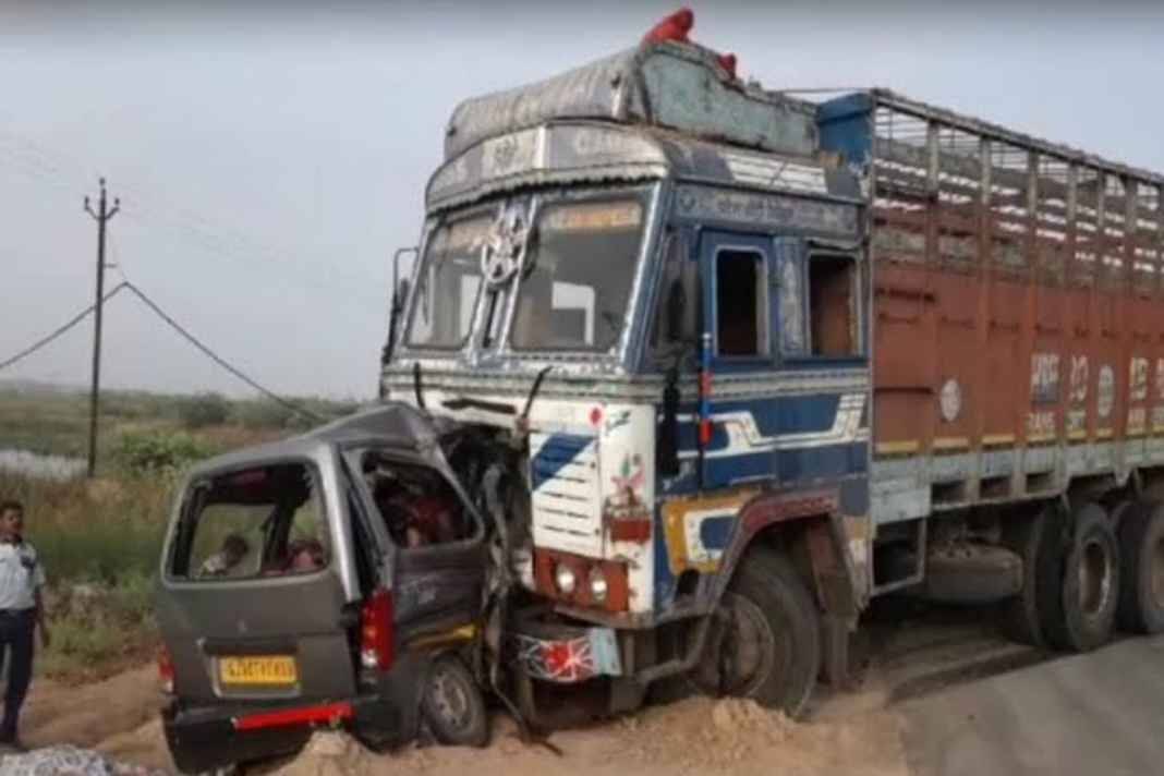 Gujarat: सुरेंद्रनगर में तेज रफ्तार ट्रक ने तीर्थयात्रियों को कुचा, 7 की मौत, चालक फरार Gujarat news Road accident