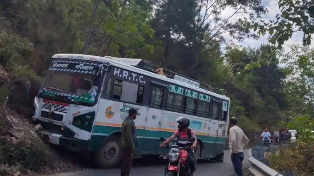खाई में गिरने वाली थी 50 सवारियों से भरी बस! ड्राइवर की एक सूझबूझ ने बचा ली सबकी जान HRTC bus brakes fail