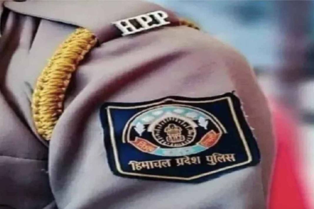 सोलन में पुलिस की आंखों में धूल झोंककर फरार हुआ तस्कर, एसपी का बड़ा एक्शन, 3 SI समेत 4 सस्पेंड Himachal Police