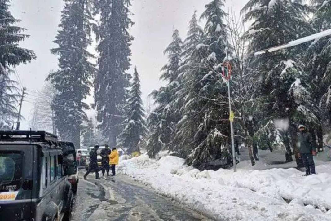 हिमाचल में कुदरत का कोहराम! अप्रैल में बर्फबारी और 60km की रफ्तार से आंधी का अलर्ट, जानें अगले 5 दिन का हाल Himachal Weather Forcast