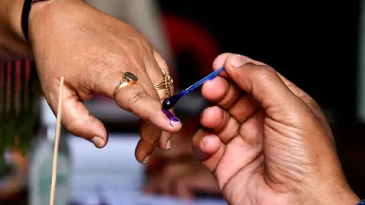 हिमाचल स्थानीय निकाय चुनाव: बुजुर्गों और दिव्यांगों को नहीं मिलेगी ‘Home Voting’ की सुविधा, बूथ पर जाना होगा अनिवार्य Himachal civic elections