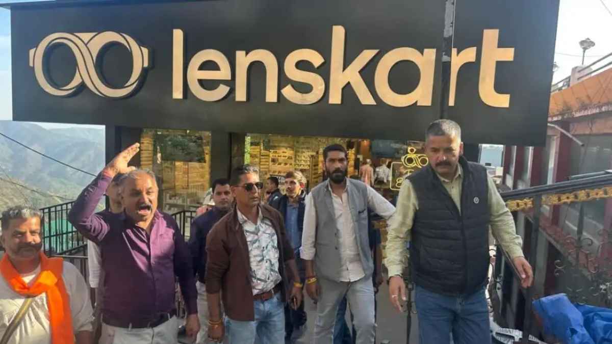 शिमला पहुंचा लेंस्कार्ट का ‘तिलक’ विवाद: शोरूम में गूंजी हनुमान चालीसा, कर्मचारियों को बांधा कलावा, जानें पूरा मामला Hindu Leaders