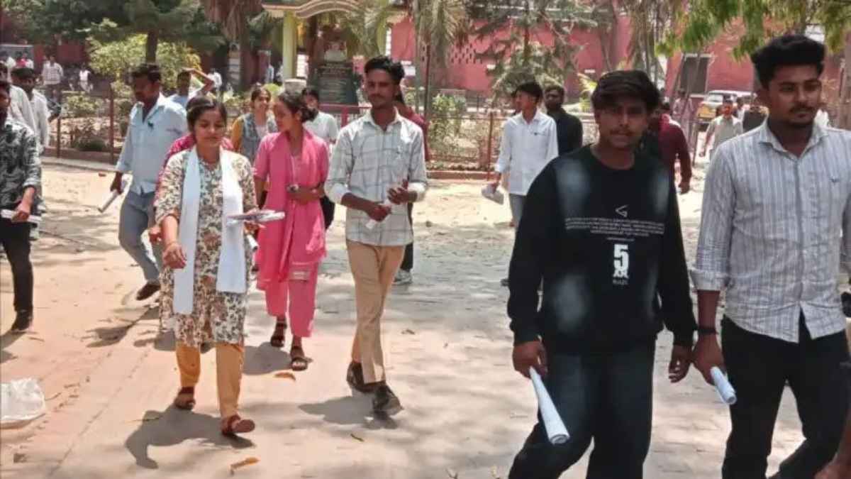 गोंडा में होमगार्ड भर्ती परीक्षा: कड़ी धूप और उमस के बीच 8727 अभ्यर्थियों ने दिया इम्तिहान, जानें कैसा रहा पेपर HomeguardBharti