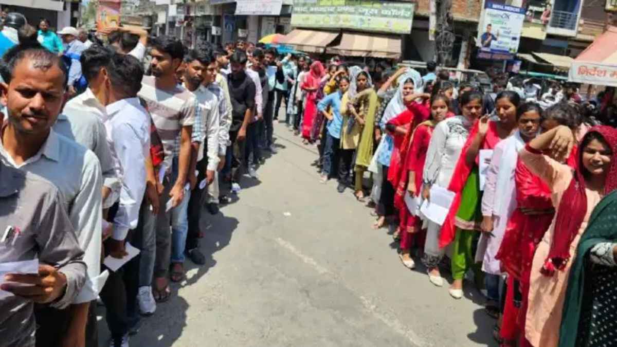 संभल में होमगार्ड भर्ती परीक्षा संपन्न: अभ्यर्थियों के छूटे पसीने, बोले— ‘दरोगा भर्ती जैसा कठिन था पेपर’ HomeguardRecruitment