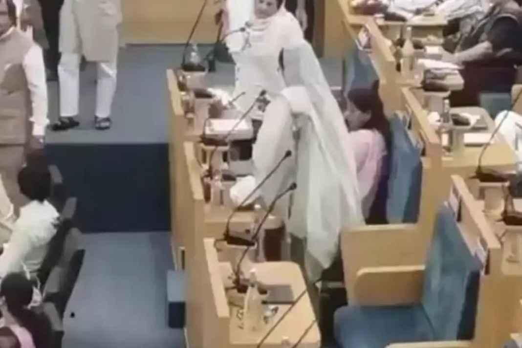 इंदौर: ‘वंदे मातरम्’ नहीं गाने पर दो महिला पार्षदों पर केस, कांग्रेस नेता बोलीं- धर्म नहीं देता इजाजत, BJP बोली- देशद्रोह Indore News