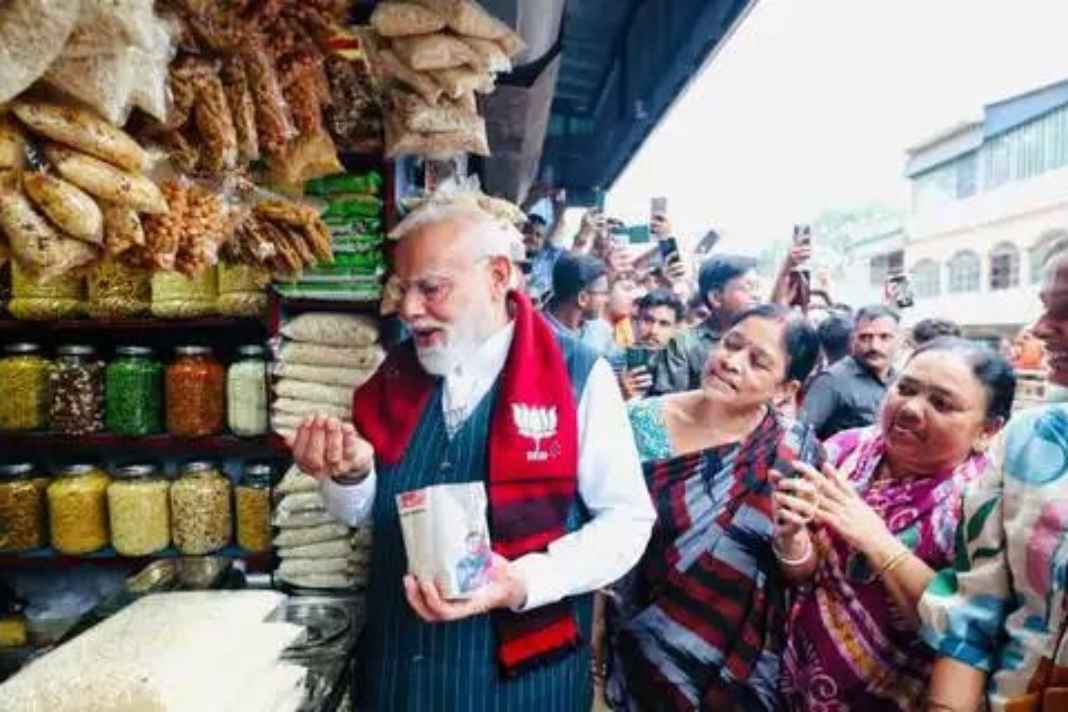 पीएम मोदी की 10 रुपये वाली झालमुड़ी ने इंस्टाग्राम पर तोड़ा रिकॉर्ड, 10 करोड़ से ज्यादा बार देखा गया वीडियो, गूगल सर्च भी हुआ हिट Jhargram West Bengal