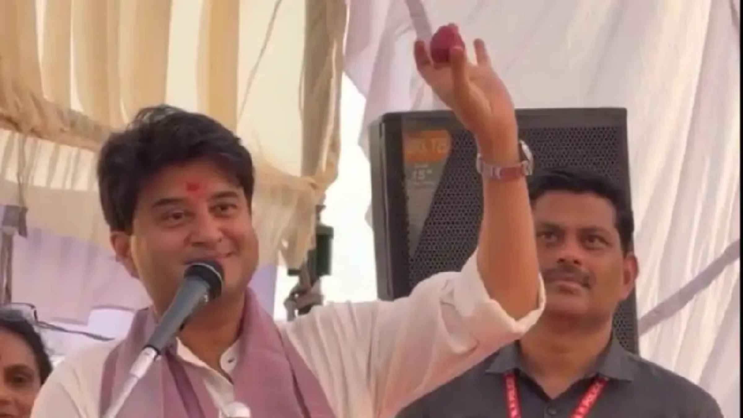 51 डिग्री तापमान में भी नहीं चलता सिंधिया की गाड़ी का AC, जेब से ये चीज निकाल कर दुनिया को बताया अपनी स्फूर्ति का राज Jyotiraditya Scindia