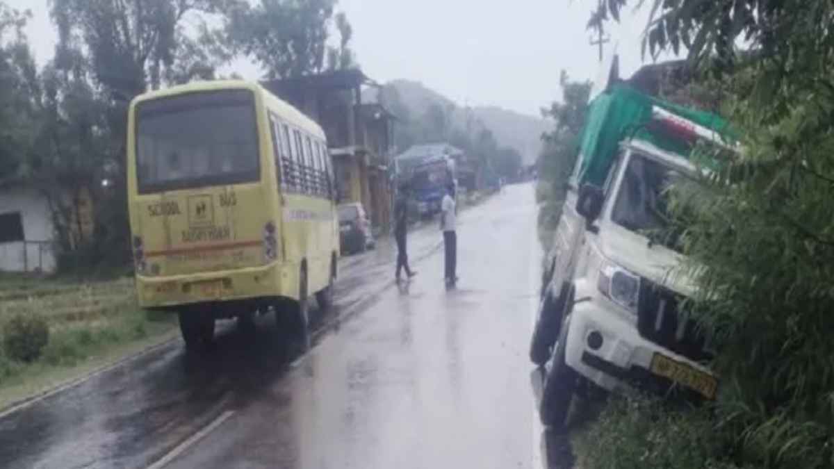 हिमाचल में मौत को मात! स्कूल बस और बोलेरो की आमने-सामने की टक्कर टली, 35 बच्चों की बची जान Kangra Accident
