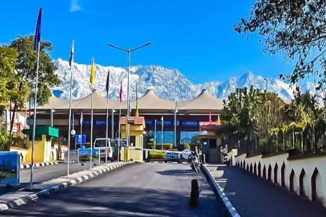 कांगड़ा एयरपोर्ट पर बम की दहशत! वॉशरूम में मिले नीले बैग ने रोकीं उड़ानें, जानिए अंदर क्या निकला? Kangra Airport