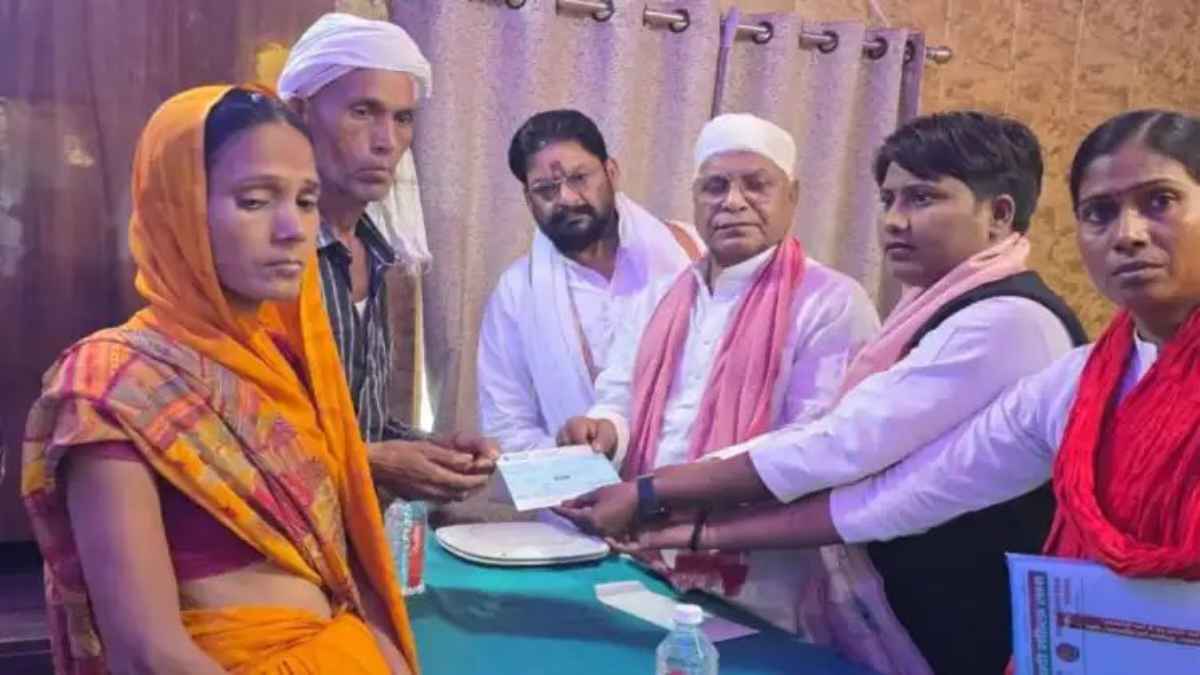 Katariya Case: कटरिया कांड पर सियासी घमासान, अखिलेश यादव के प्रतिनिधिमंडल ने परिजनों को सौंपा 5 लाख का चेक, प्रशासन पर लगाए गंभीर आरोप KatariyaCase