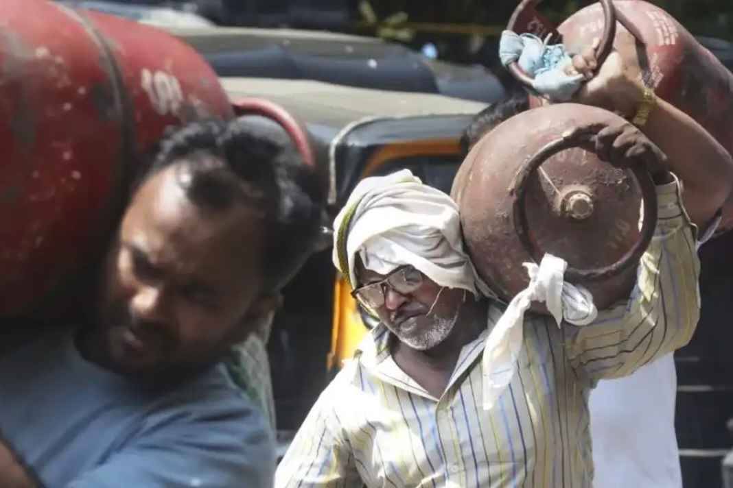 गैस सिलेंडर पर सरकार का सबसे बड़ा एक्शन! डिपो से बिक्री पूरी तरह बंद, जानिए क्यों मची है इतनी खलबली? LPG Crisis
