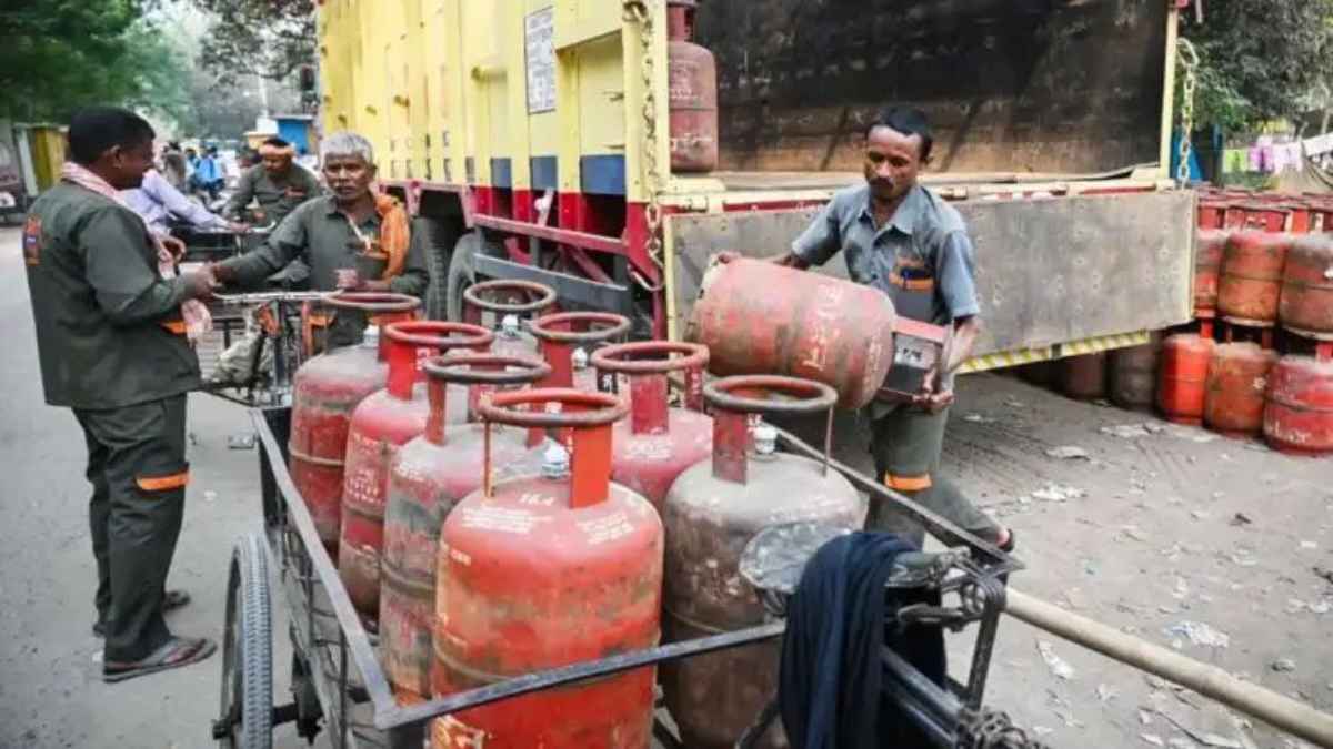 गैस उपभोक्ताओं के लिए बड़ी खुशखबरी: अब घर के पास ही मिलेगा सिलेंडर, जानें कैसे बदल रही है पूरी व्यवस्था LPG Cylinder Delivery